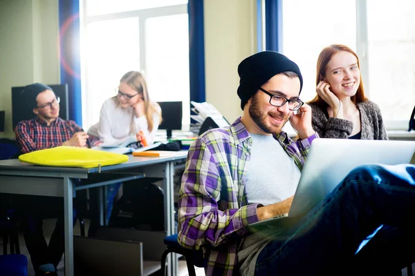 Male student using a computer — Stock Photo, Image