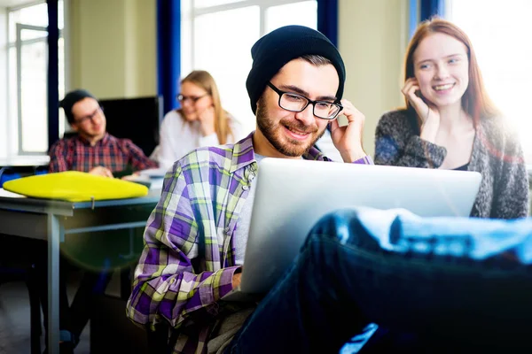 Étudiant masculin utilisant un ordinateur — Photo