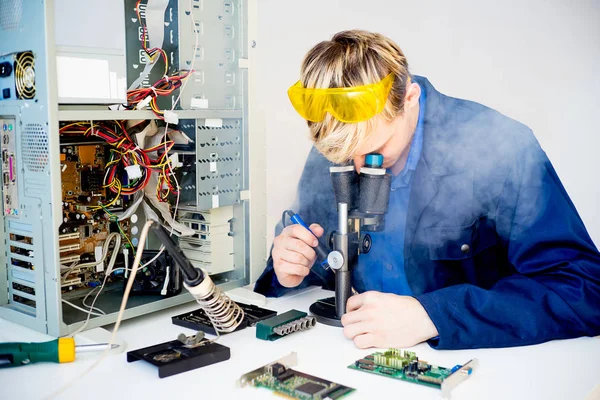 Tecnico maschio che ripara un computer — Foto Stock