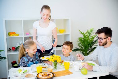 Aile kahvaltı yapıyor.
