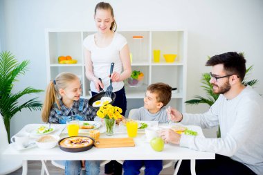 Aile kahvaltı yapıyor.