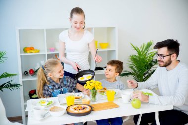 Aile kahvaltı yapıyor.