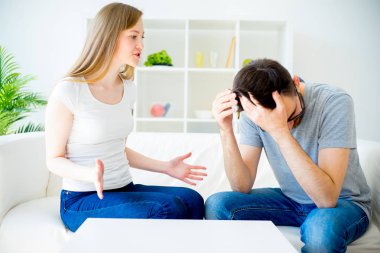 Seven çift kanepede yemin ediyor