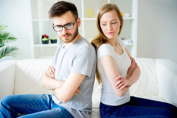 Pareja cariñosa jura en el sofá — Foto de Stock