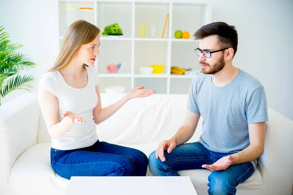 Pareja cariñosa jura en el sofá — Foto de Stock