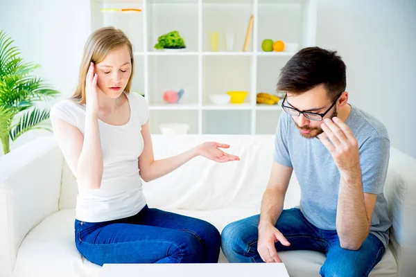 Pareja cariñosa jura en el sofá — Foto de Stock