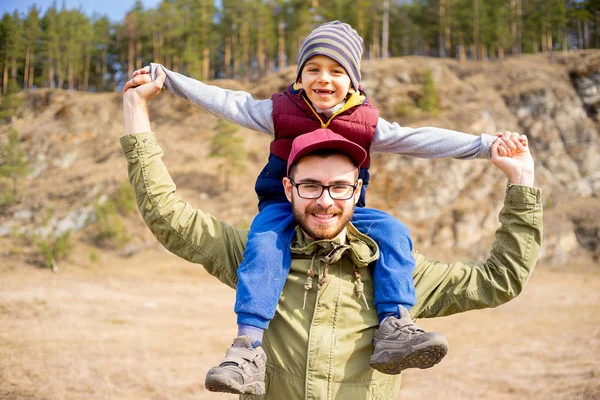 Family is cleaning outside — Stock Photo, Image