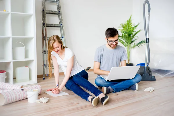 Casal renovar apartamento — Fotografia de Stock