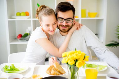 Çift kahvaltı yapıyor.