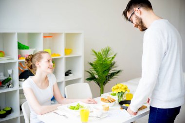 Çift kahvaltı yapıyor.