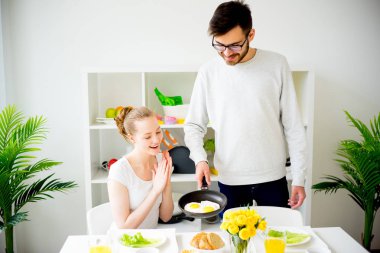 Çift kahvaltı yapıyor.