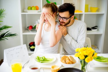 Çift kahvaltı yapıyor.