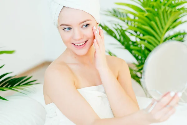 Mujer aplicando una crema —  Fotos de Stock