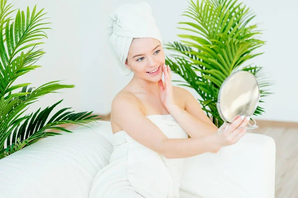 Mujer aplicando una crema —  Fotos de Stock