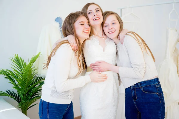 Novia en la tienda de bodas — Foto de Stock