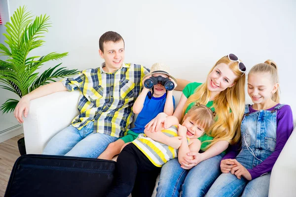 Familie packt Koffer — Stockfoto