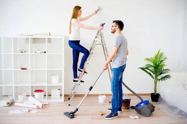 Ehepaar renoviert Wohnung — Stockfoto