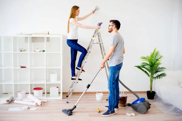 Casal renovar apartamento — Fotografia de Stock