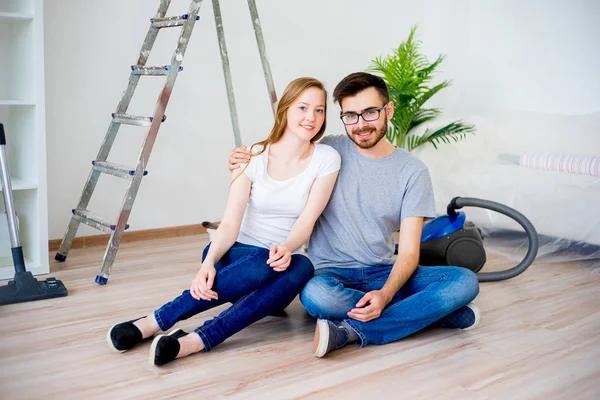 Casal renovar apartamento — Fotografia de Stock