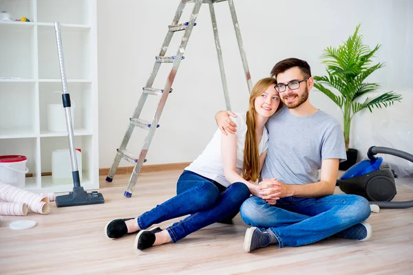 Casal renovar apartamento — Fotografia de Stock