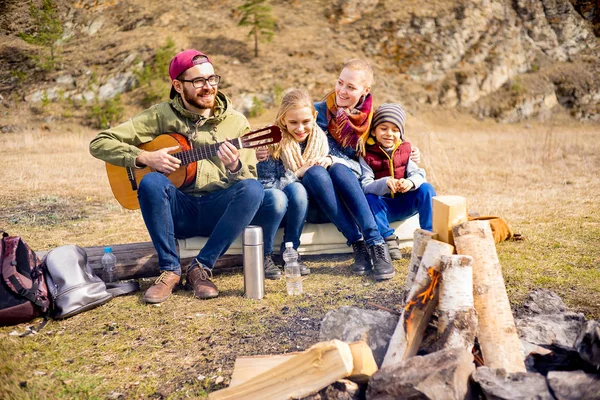 Familie macht Picknick — Stockfoto