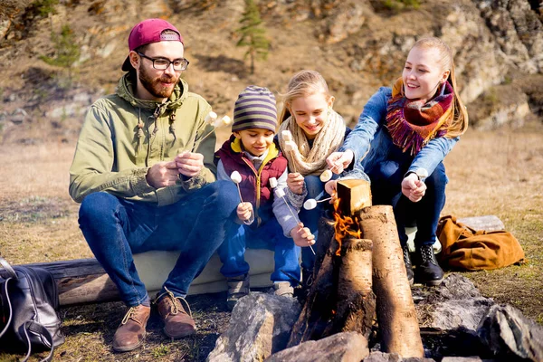 La familia está de picnic. — Foto de Stock