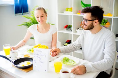 Çift kahvaltı yapıyor.