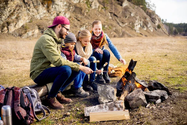 La famiglia è su un picnic — Foto Stock