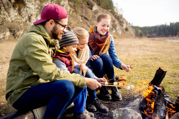 La famiglia è su un picnic — Foto Stock