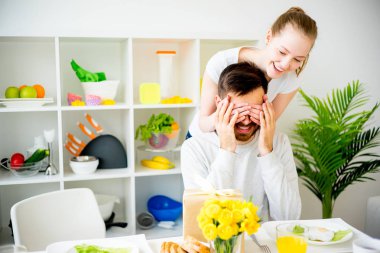 Çift kahvaltı yapıyor.