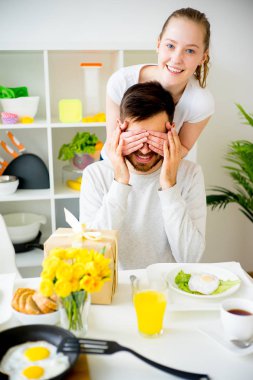 Çift kahvaltı yapıyor.