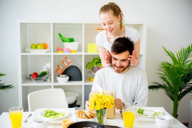 Çift kahvaltı yapıyor.