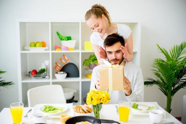 Çift kahvaltı yapıyor.