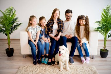 Bir köpekle oynamayı aile