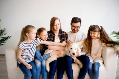 Bir köpekle oynamayı aile