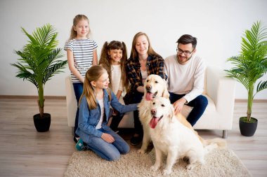 Bir köpekle oynamayı aile