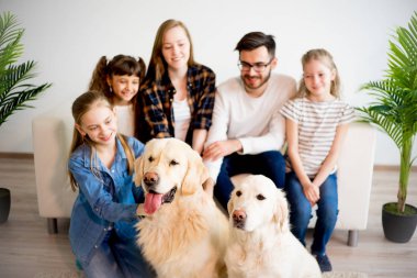 Bir köpekle oynamayı aile