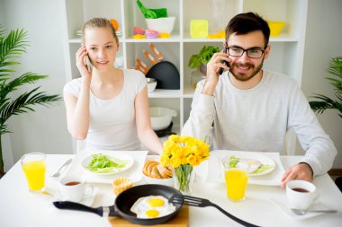 Çift kahvaltı yapıyor.