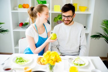 Çift kahvaltı yapıyor.