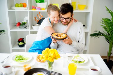 Karısı kocası için yemek