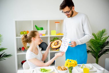 Kocanın karısı için pişirme