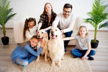 Bir köpekle oynamayı aile