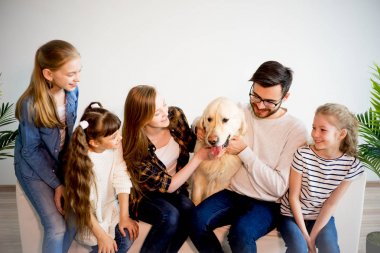 Bir köpekle oynamayı aile