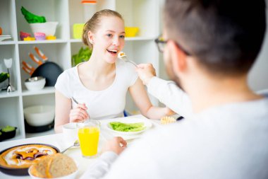 Çift kahvaltı yapıyor.