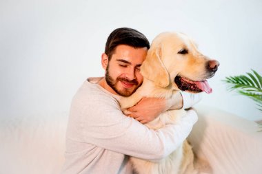 Adam köpeğiyle oynuyor.