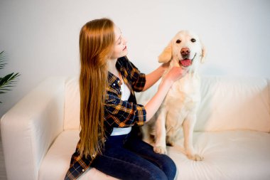 Köpeği olan bir kadın.