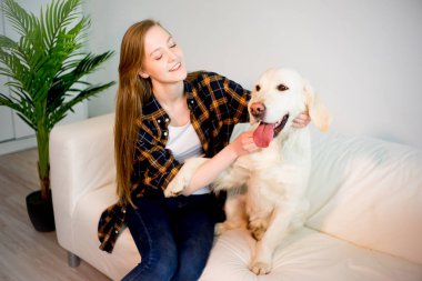 Köpeği olan bir kadın.