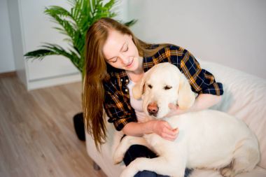 Köpeği olan bir kadın.