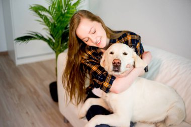 Köpeği olan bir kadın.