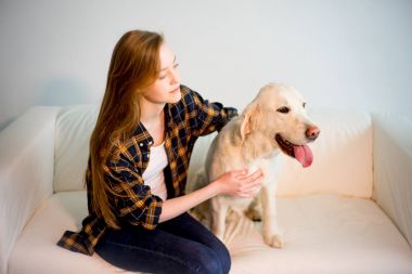 Köpeği olan bir kadın.